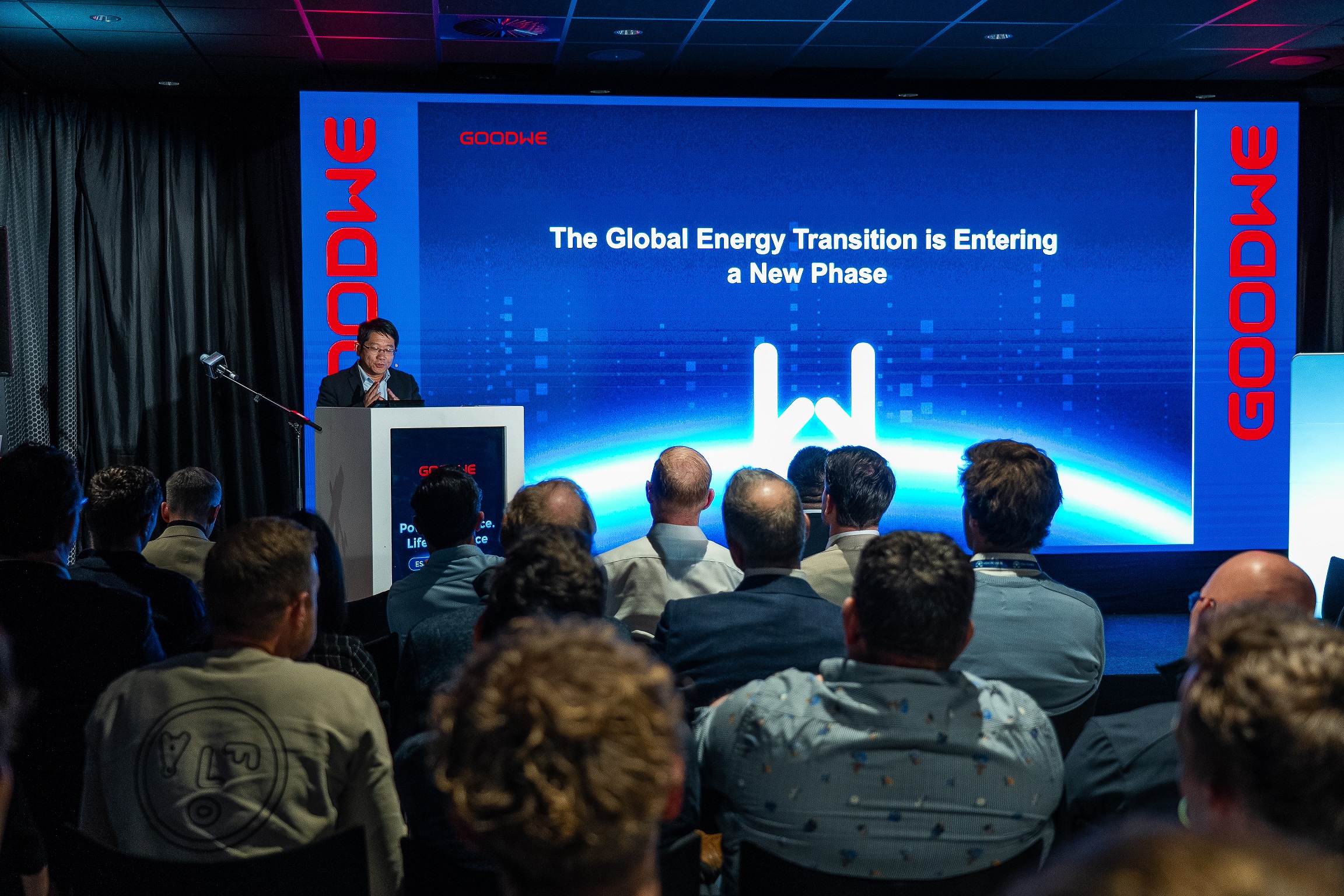 Yingge Wang, Vice President of GoodWe, delivered the keynote speech.jpg