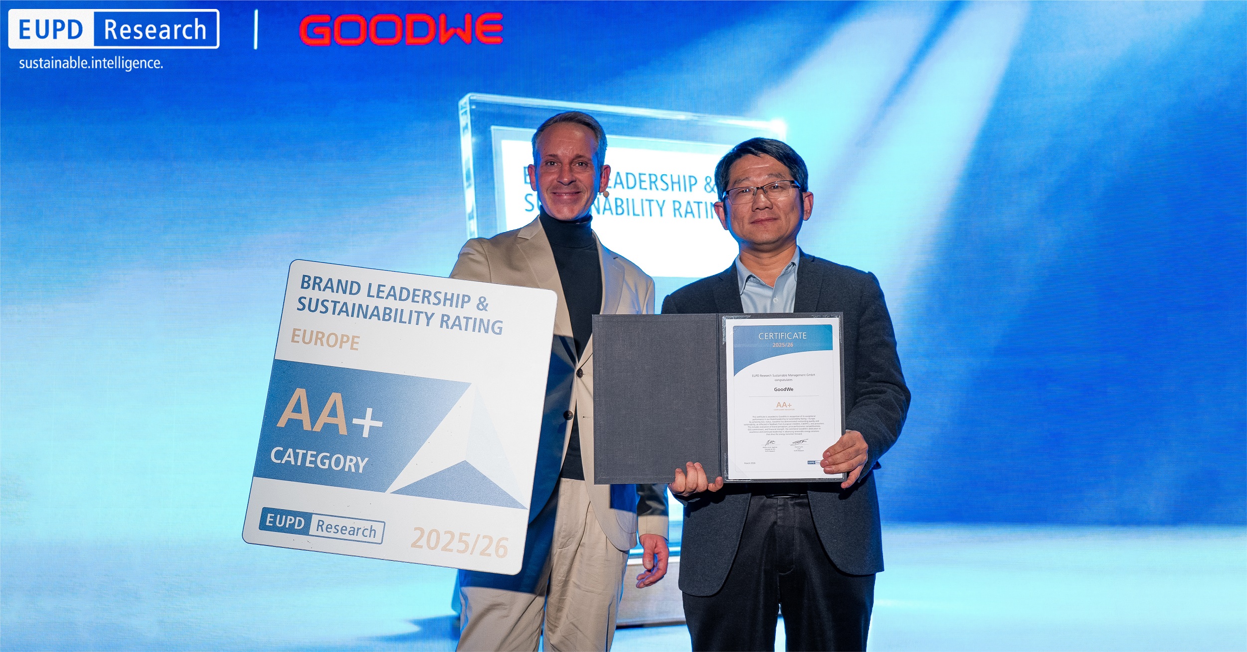left Mr. Daniel Fuchs, CCO at EuPD Research; right Yingge Wang, Vice President at GoodWe.jpg