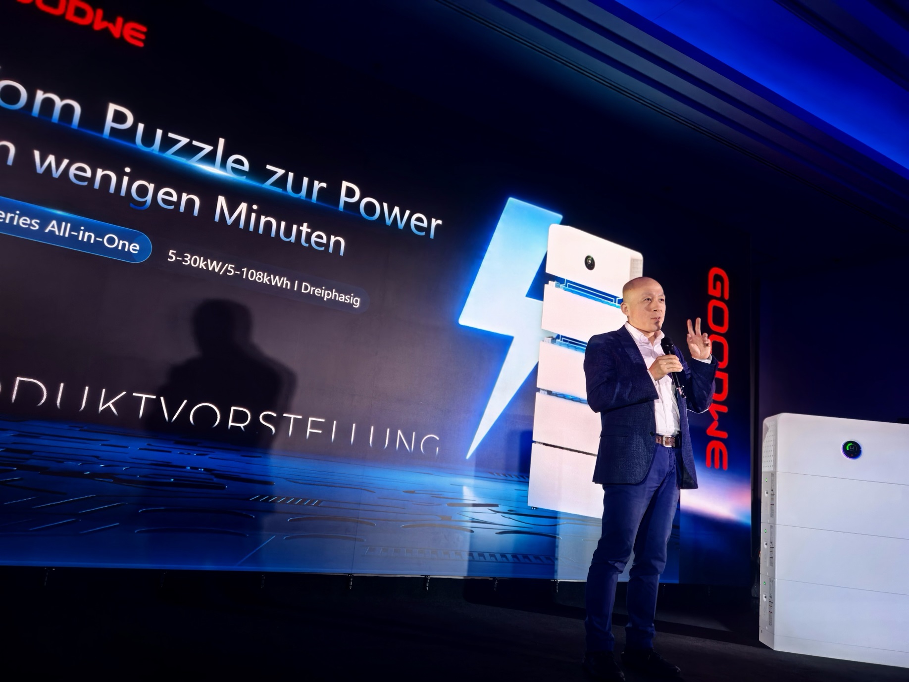Jie Zhang, General Manager of GoodWe Europe, delivered the keynote speech.jpeg