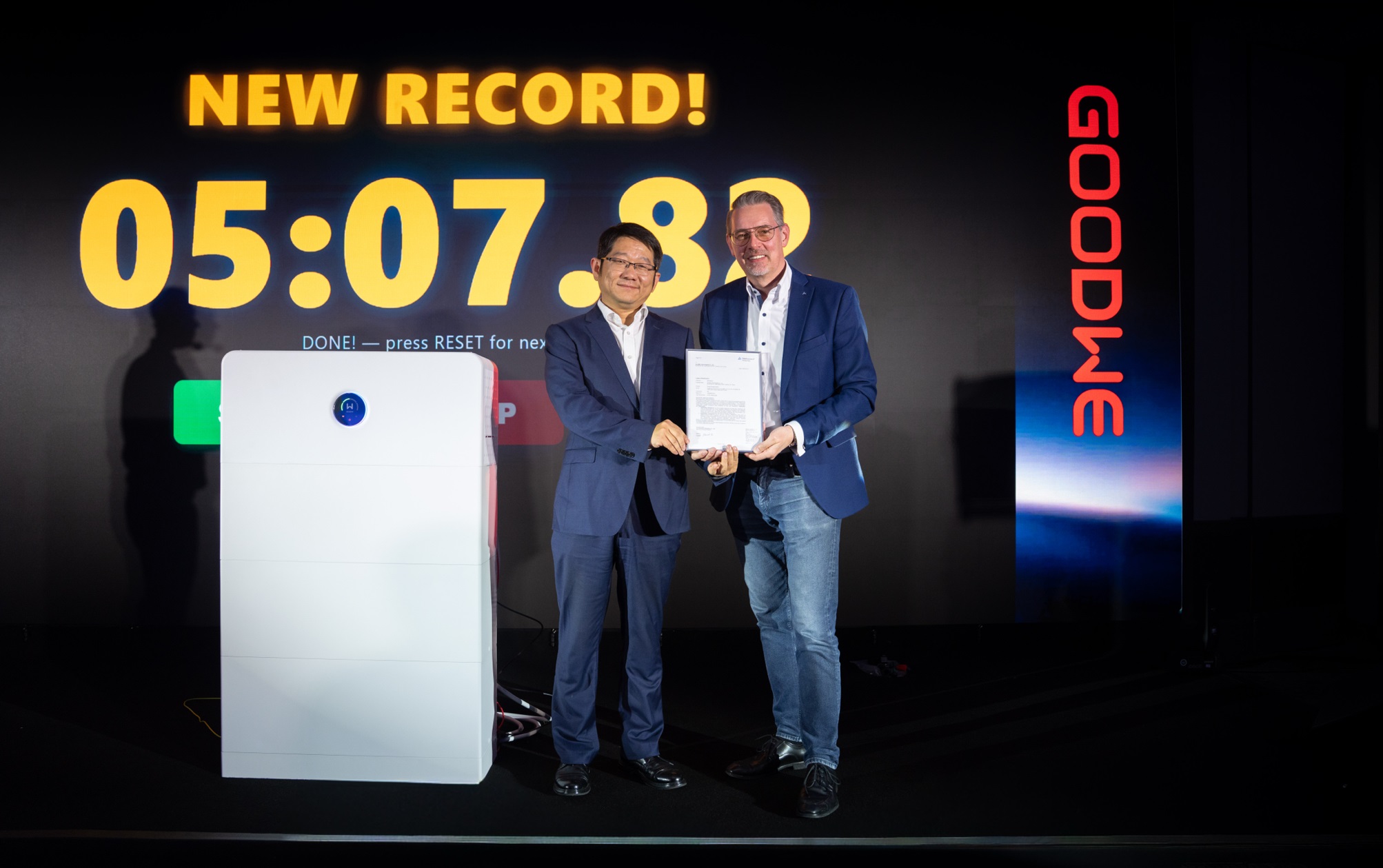 GoodWe received Usability Certification for ESA from TÜV Rheinland. left Yingge Wang, Vice President of GoodWe. right Lars Beyel, Key Account Manager of TÜV Rheinland.jpeg